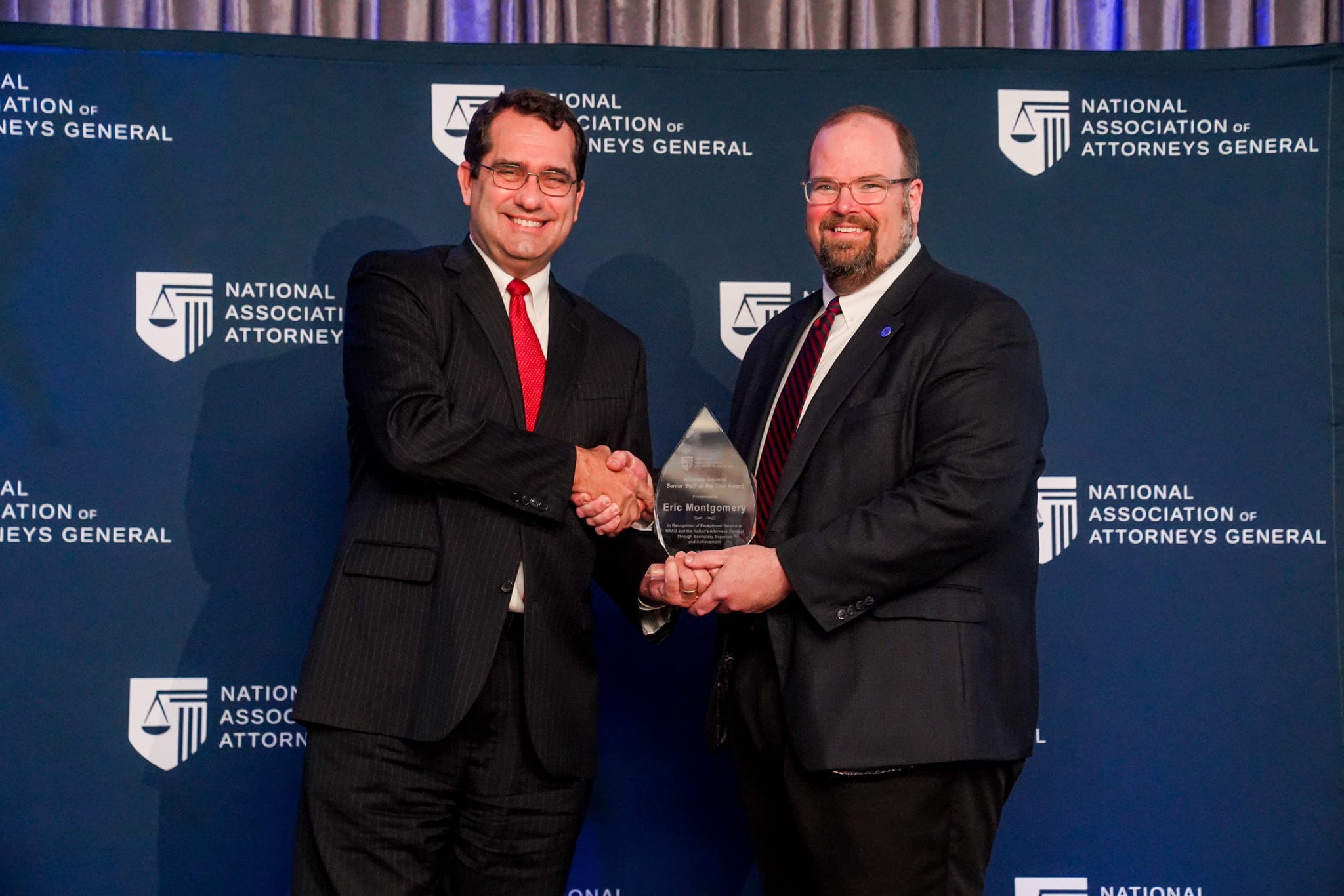 2022 Senior Staff recipient Eric Montgomery receives his award from Nebraska Attorney General Derek Schmitt. 2022 Senior Staff recipient Eric Montgomery receives his award from Kansas Attorney General Derek Schmidt.