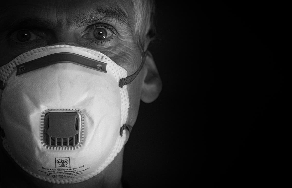 man wearing face mask, displays seriousness of covid-19 pandemic